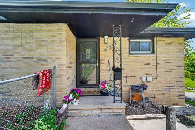 3903 Oakshire Road, Des Moines, IA 50310