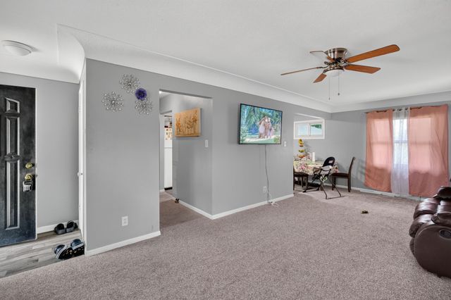 3903 Oakshire Road, Des Moines, IA 50310