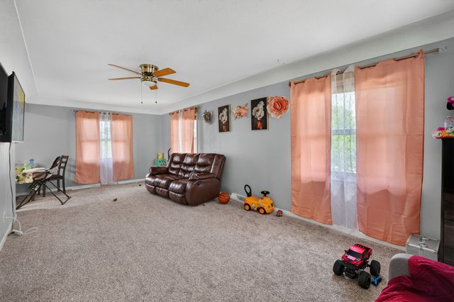 3903 Oakshire Road, Des Moines, IA 50310