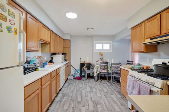 3903 Oakshire Road, Des Moines, IA 50310