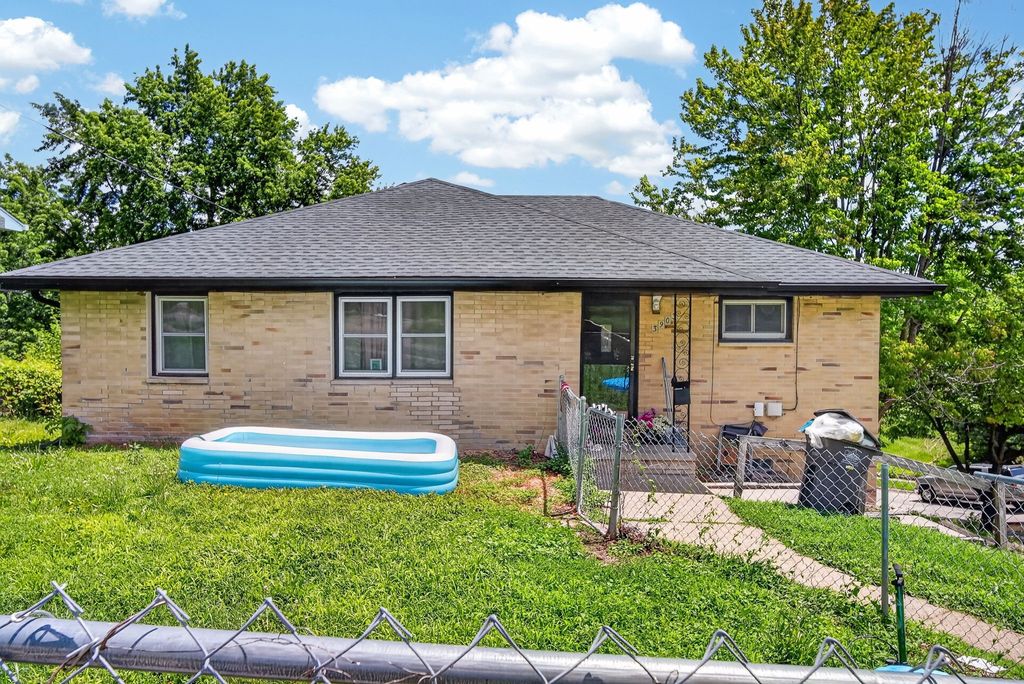 3903 Oakshire Road, Des Moines, IA 50310