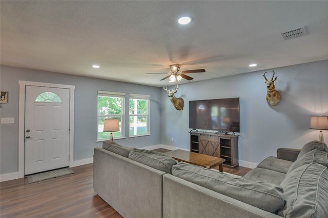 903 Comanche Cove Drive, Granbury, TX 76048