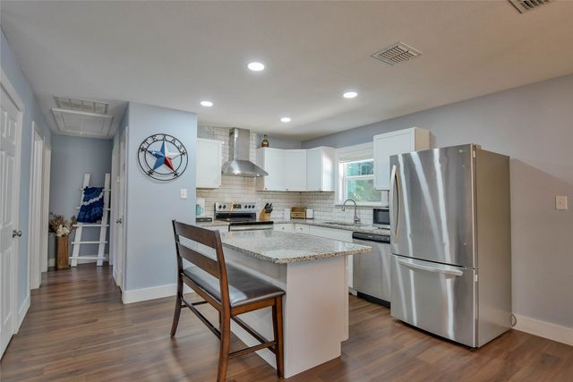 903 Comanche Cove Drive, Granbury, TX 76048