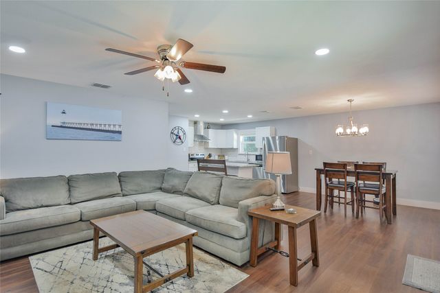 903 Comanche Cove Drive, Granbury, TX 76048