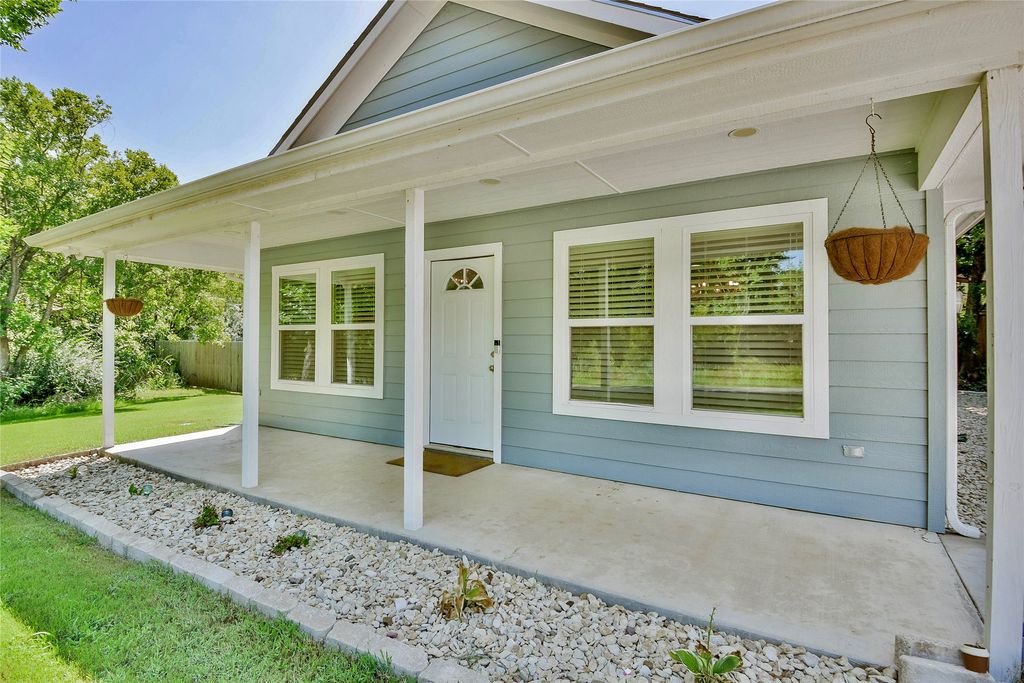 903 Comanche Cove Drive, Granbury, TX 76048