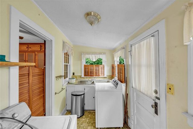 607 Fairview LN, Portsmouth, VA 23702