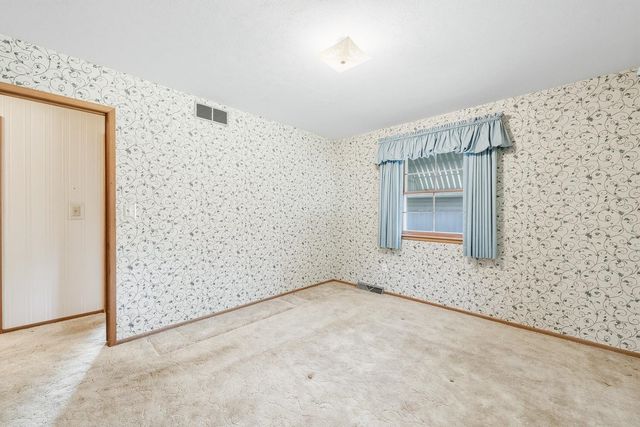 1209 N Sunset Dr, Mulvane, KS 67110