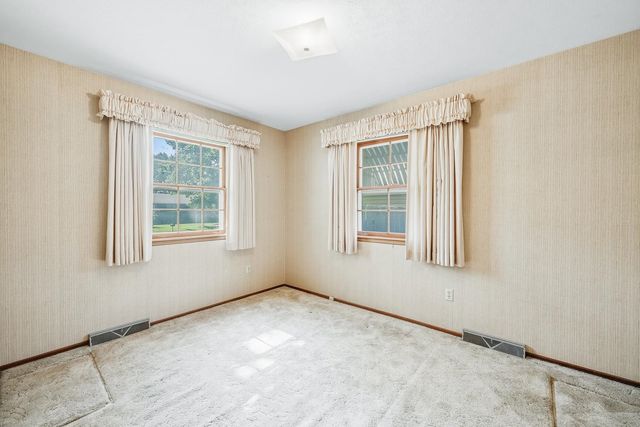 1209 N Sunset Dr, Mulvane, KS 67110
