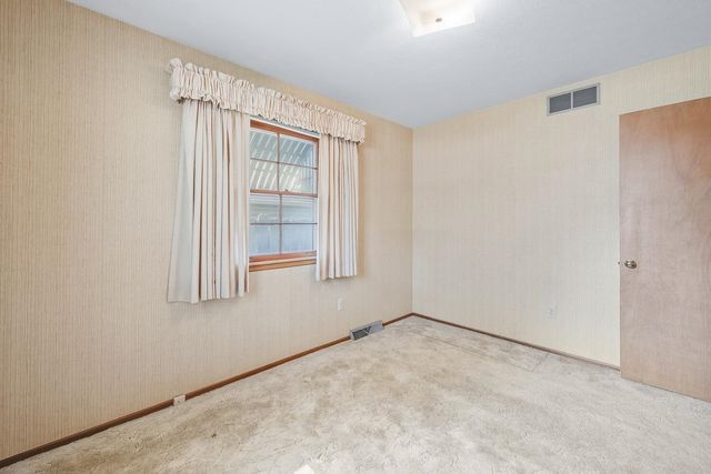 1209 N Sunset Dr, Mulvane, KS 67110