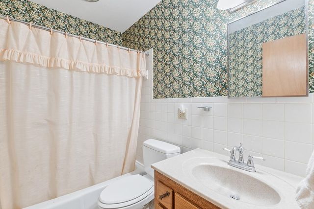 1209 N Sunset Dr, Mulvane, KS 67110