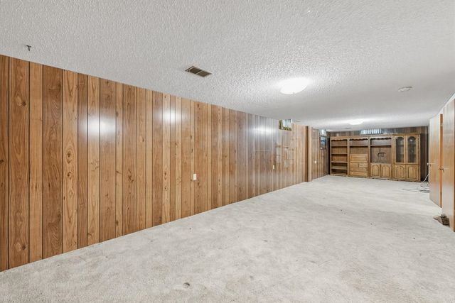 1209 N Sunset Dr, Mulvane, KS 67110