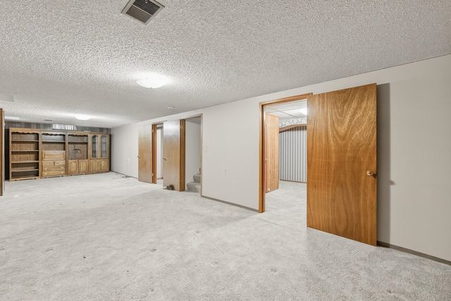 1209 N Sunset Dr, Mulvane, KS 67110
