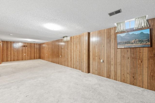 1209 N Sunset Dr, Mulvane, KS 67110