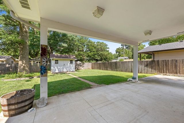 1209 N Sunset Dr, Mulvane, KS 67110