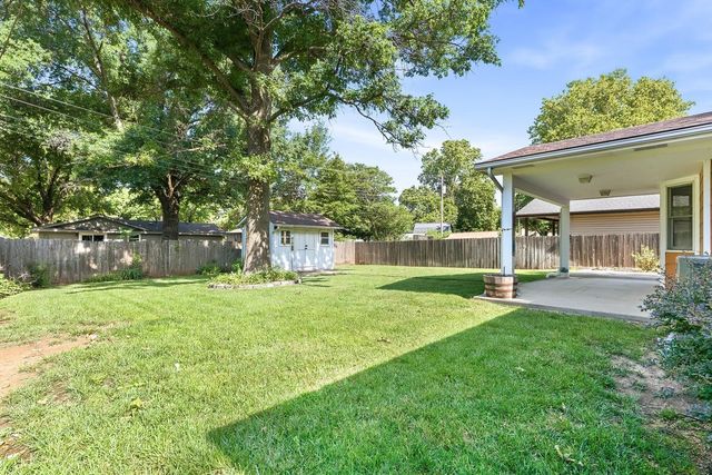 1209 N Sunset Dr, Mulvane, KS 67110