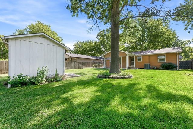 1209 N Sunset Dr, Mulvane, KS 67110