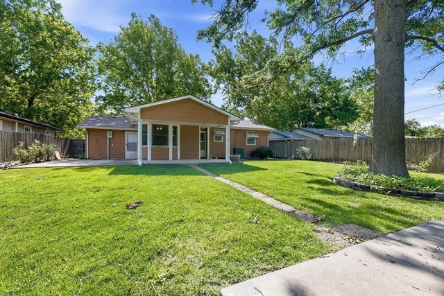 1209 N Sunset Dr, Mulvane, KS 67110