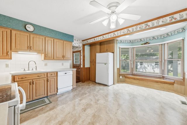 1209 N Sunset Dr, Mulvane, KS 67110