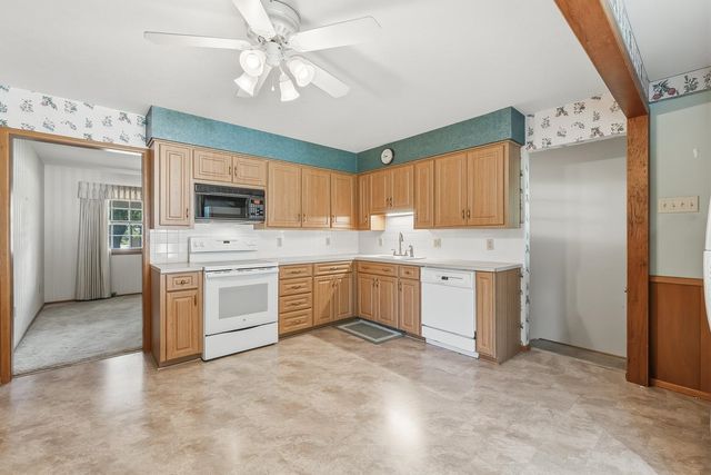 1209 N Sunset Dr, Mulvane, KS 67110