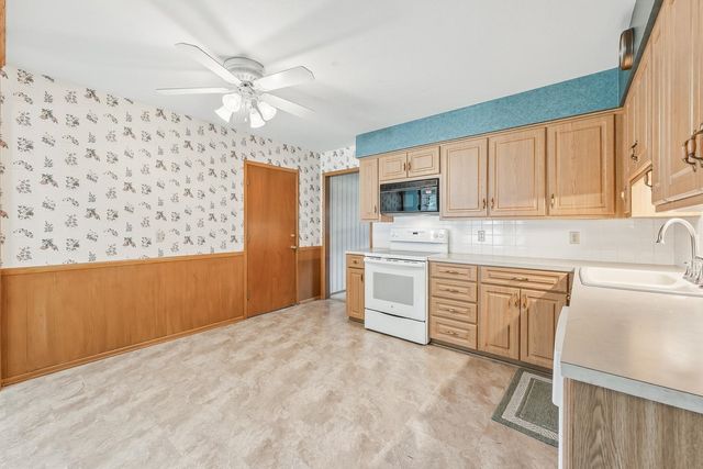 1209 N Sunset Dr, Mulvane, KS 67110