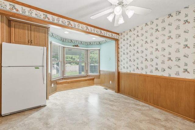 1209 N Sunset Dr, Mulvane, KS 67110