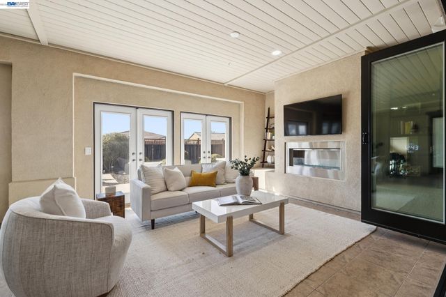 73 Stonebrae Rd, Hayward, CA 94542