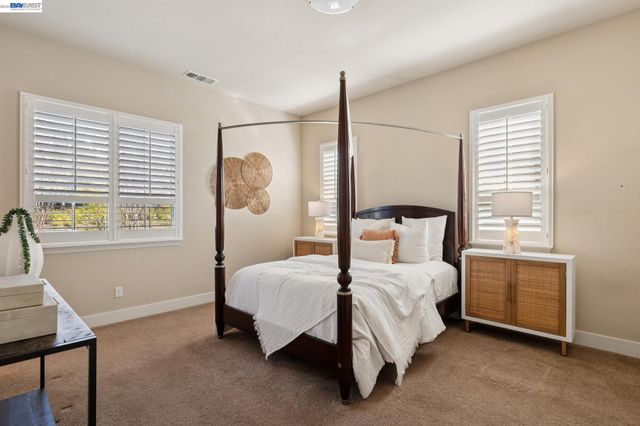 73 Stonebrae Rd, Hayward, CA 94542