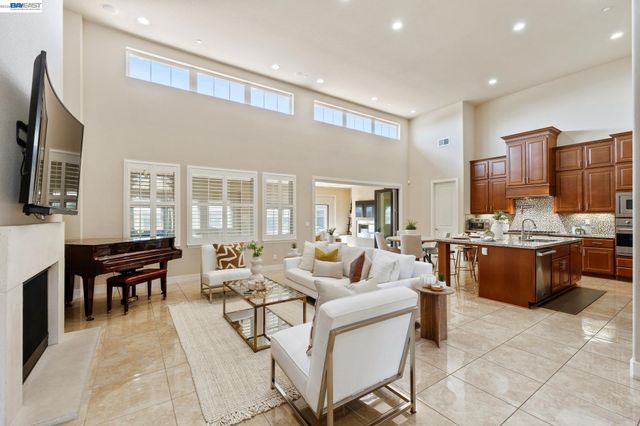 73 Stonebrae Rd, Hayward, CA 94542