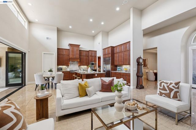 73 Stonebrae Rd, Hayward, CA 94542