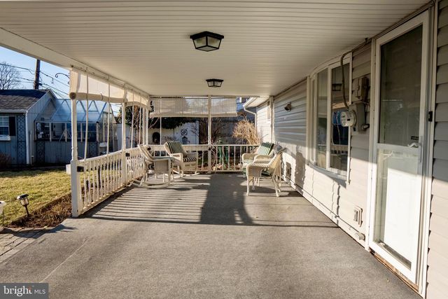 11 JESTER LN, Levittown, PA 19055