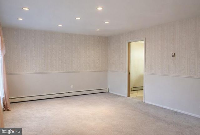 11 JESTER LN, Levittown, PA 19055