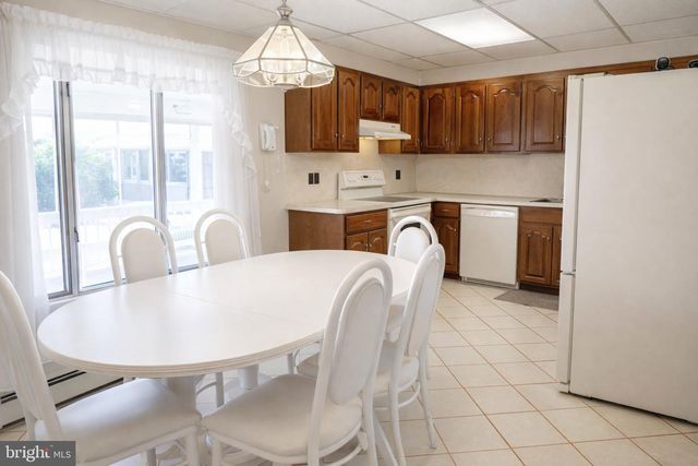 11 JESTER LN, Levittown, PA 19055