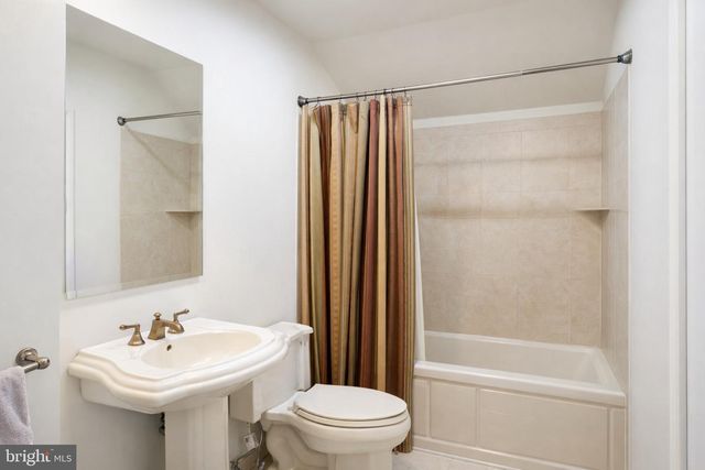 11 JESTER LN, Levittown, PA 19055