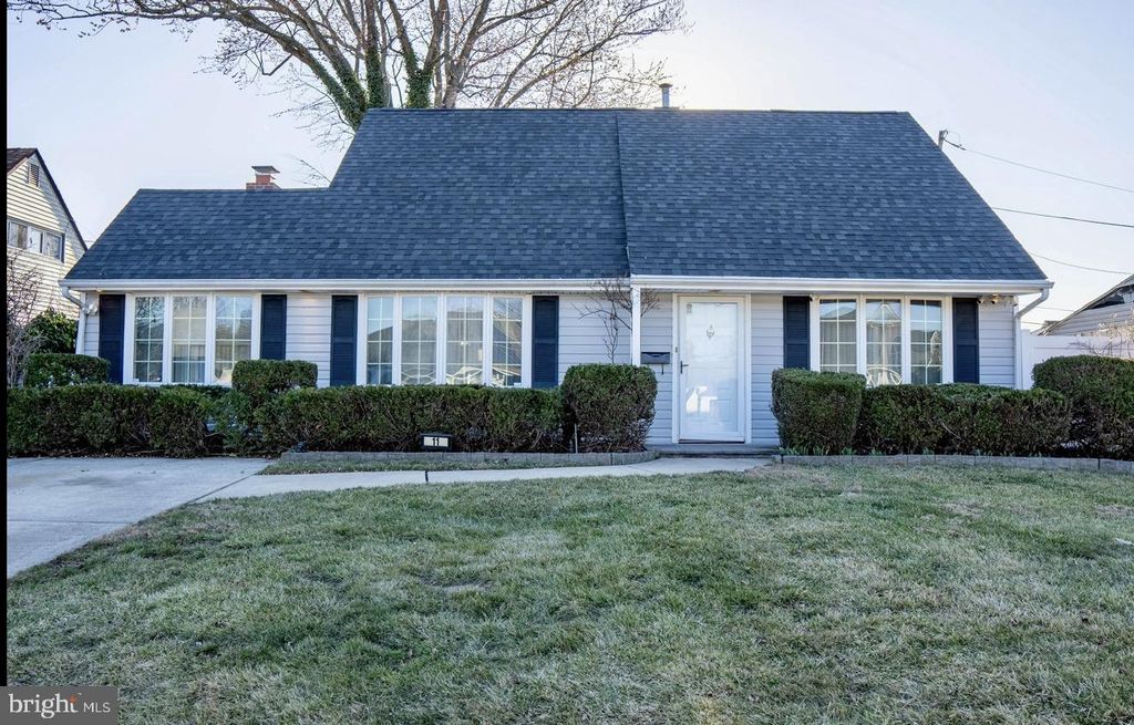 11 JESTER LN, Levittown, PA 19055