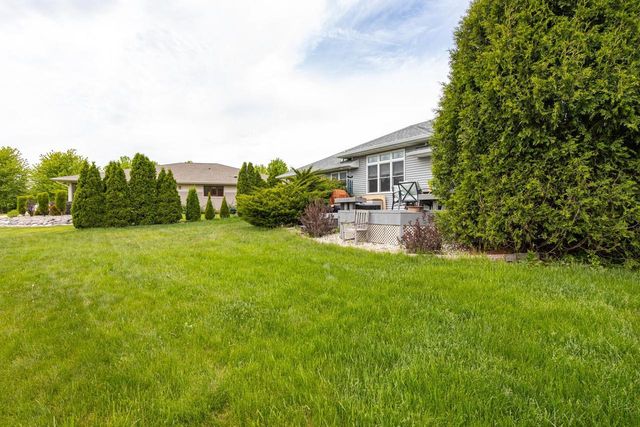 3221 MOCKINGBIRD WAY, Oshkosh, WI 54904