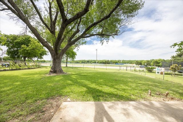 722 Meadowglen Drive, Duncanville, TX 75137