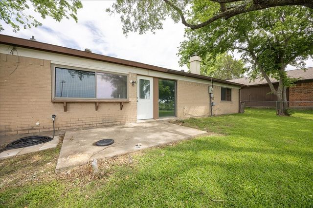 722 Meadowglen Drive, Duncanville, TX 75137