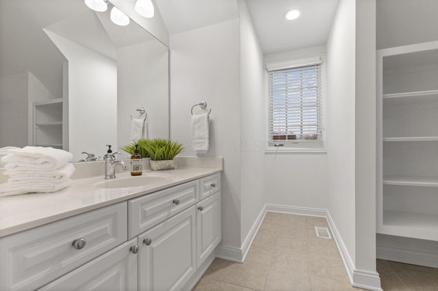 10 Pickett Place, New Albany, OH 43054