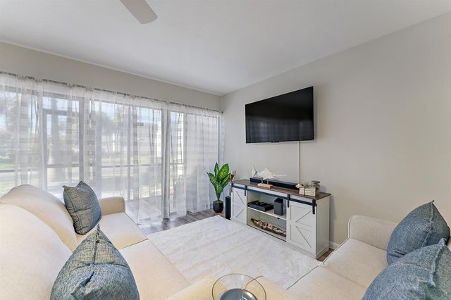 1605 S US Highway V6-104, Jupiter, FL 33477