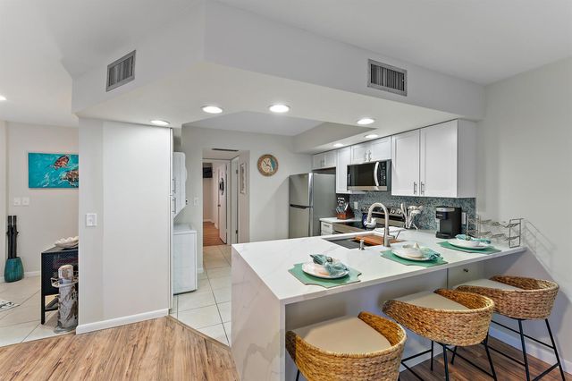 1605 S US Highway V6-104, Jupiter, FL 33477