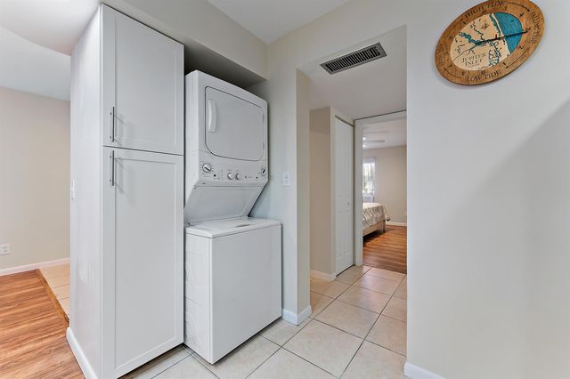 1605 S US Highway V6-104, Jupiter, FL 33477