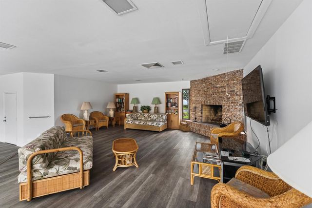 1605 S US Highway V6-104, Jupiter, FL 33477