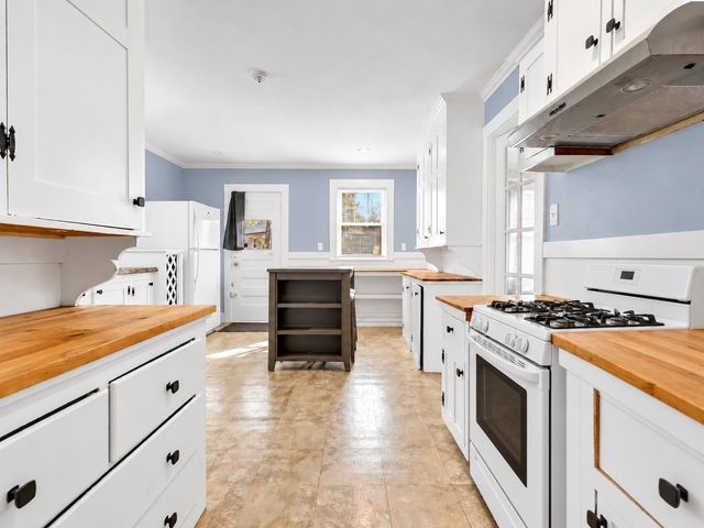 48 Hawthorn Rd, Milton, MA 02186