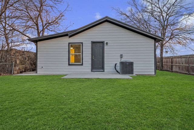 1014 W Archer Street, Jacksboro, TX 76458