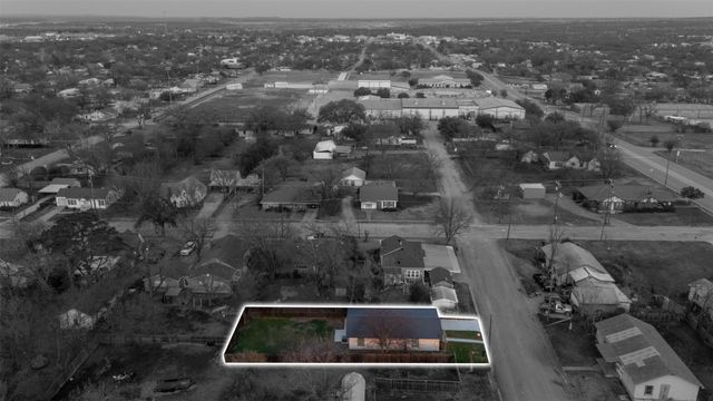 1014 W Archer Street, Jacksboro, TX 76458