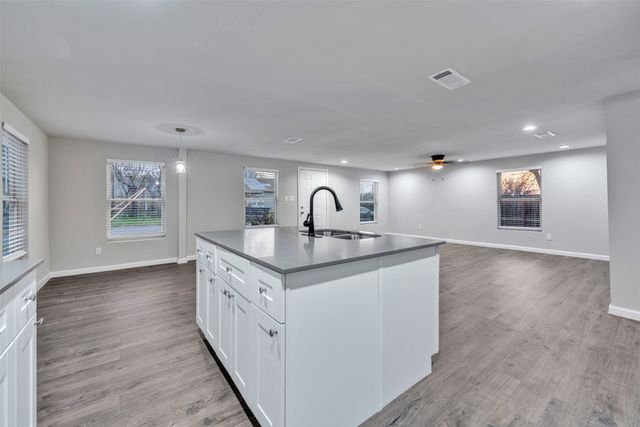 1014 W Archer Street, Jacksboro, TX 76458