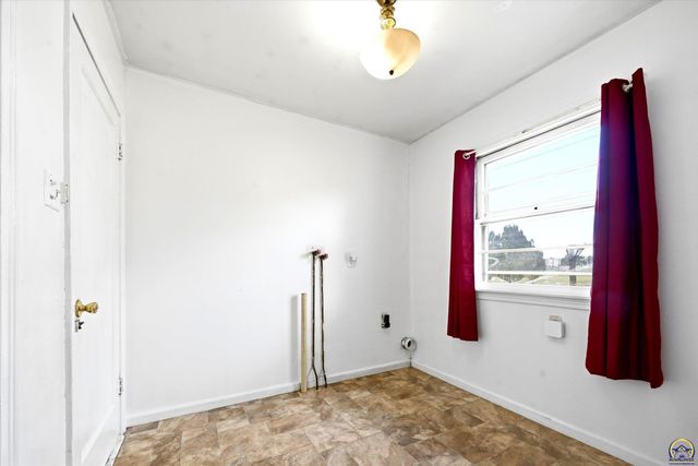 1625 SW 21st St, Topeka, KS 66611