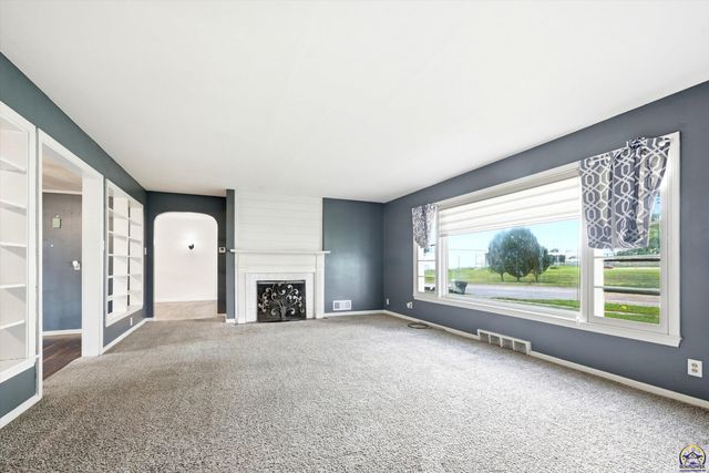1625 SW 21st St, Topeka, KS 66611
