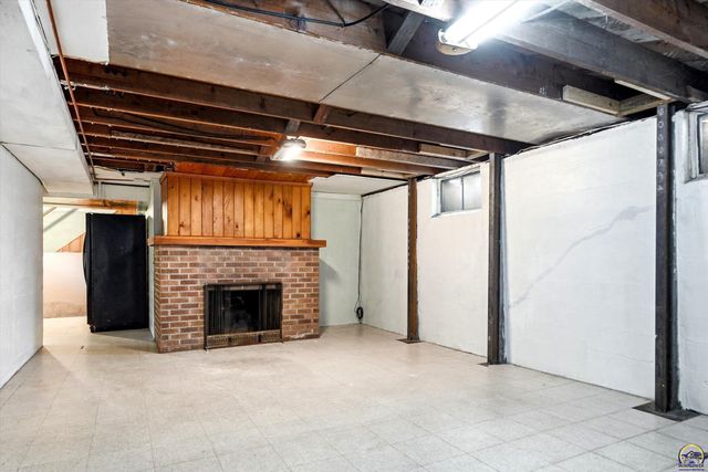 1625 SW 21st St, Topeka, KS 66611