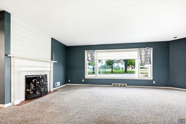 1625 SW 21st St, Topeka, KS 66611